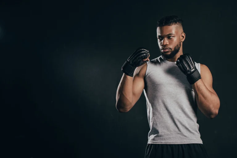 Homme pratiquant la boxe