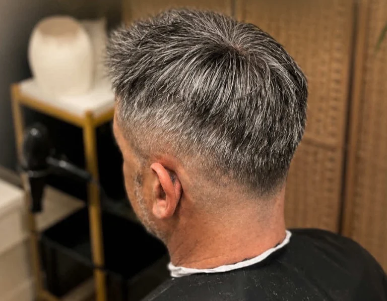 Détail photographique d’une coupe poivre et sel vue de dos