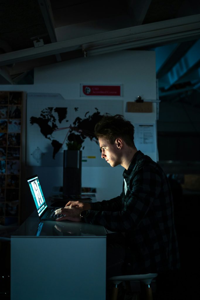 Homme travaillant sur un ordinateur dans un bureau